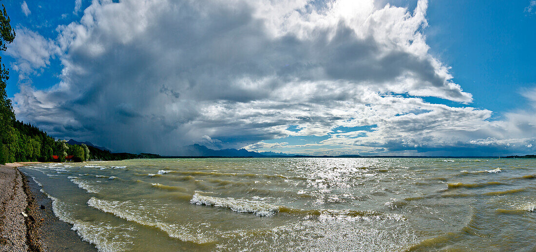 Wolkenstimmung über dem Chiemsee, Chieming, Chiemgau, Oberbayern, Bayern, Deutschland