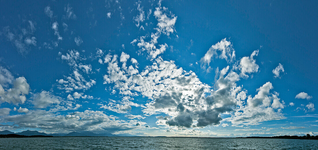 Wolkenstimmung über dem Chiemsee, Chieming, Chiemgau, Oberbayern, Bayern, Deutschland