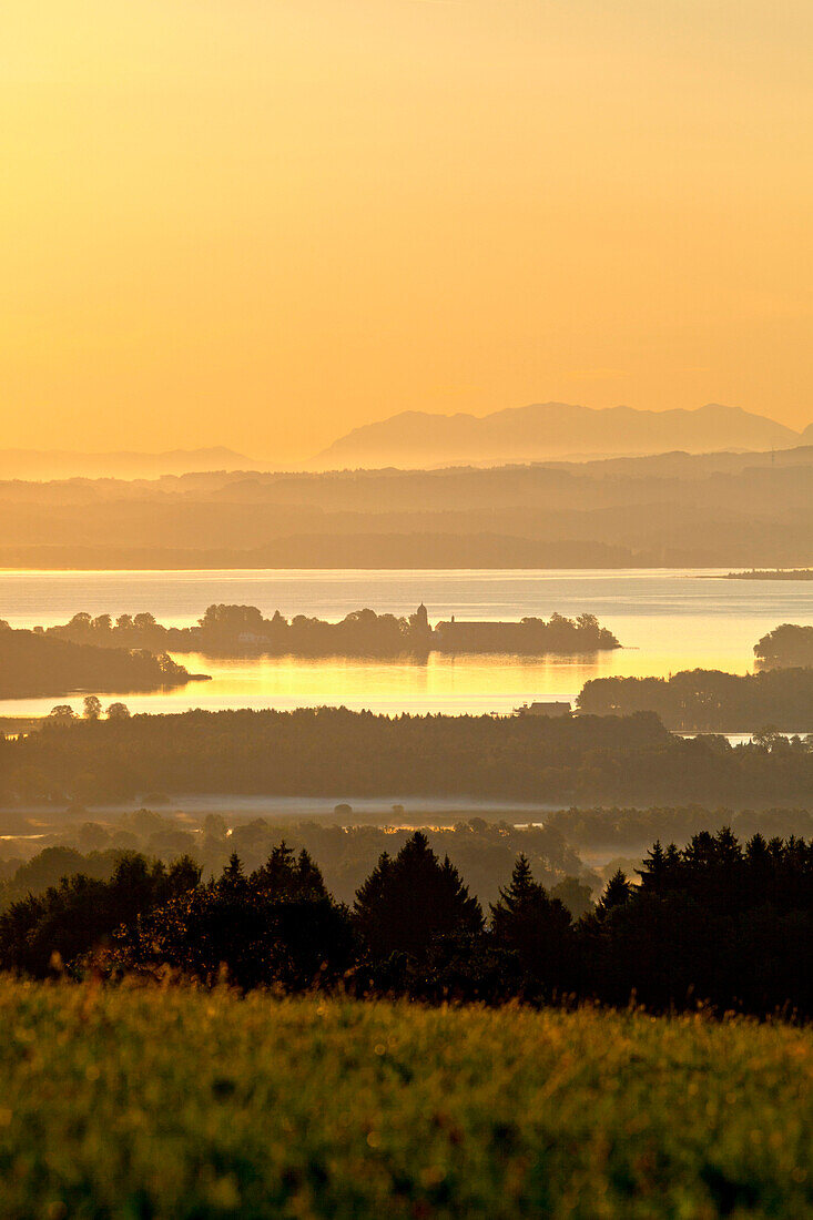 Blick von Ratzinger Höhe auf Chiemsee und Fraueninsel, Chiemgau Oberbayern, Bayern, Deutschland