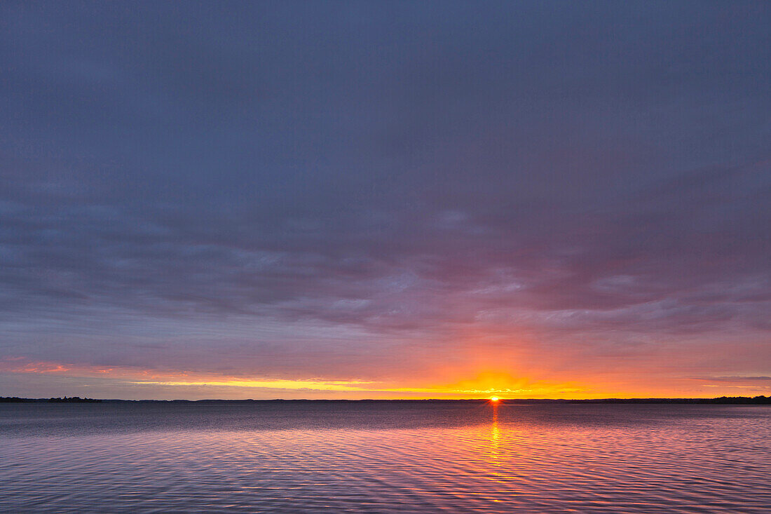 Sonnenaufgang über dem Chiemsee, Chiemgau, Oberbayern, Bayern, Deutschland