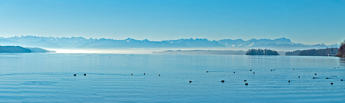 Blick über Starnberger See mit Roseninsel auf Bayerische Alpen, Possenhofen, Oberbayern, Bayern, Deutschland