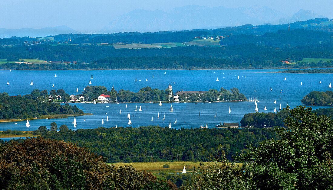 Blick von Ratzinger Höhe auf Chiemsee und Fraueninsel, Chiemgau Oberbayern, Bayern, Deutschland