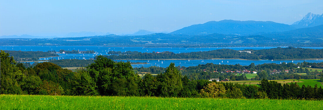 Blick von Ratzinger Höhe auf Chiemsee und Fraueninsel, Chiemgau Oberbayern, Bayern, Deutschland