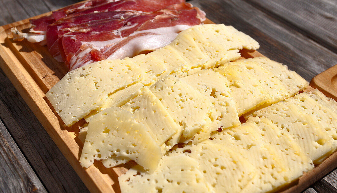 Cheese and ham platter, Hofbauern-Alm, Kampenwand, Chiemgau, Upper Bavaria, Germany