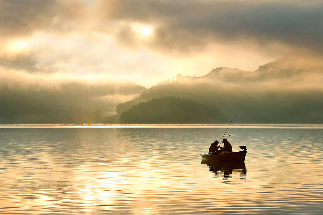 Zwei Angler in einem Boot am Morgen, Walchensee, Oberbayern, Bayern, Deutschland