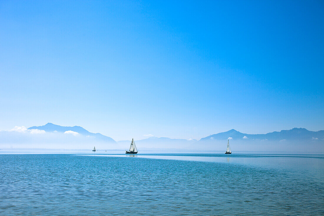 Segelboote auf dem Chiemsee, Strandbad Seebruck, Chiemgau, Oberbayern, Bayern, Deutschland