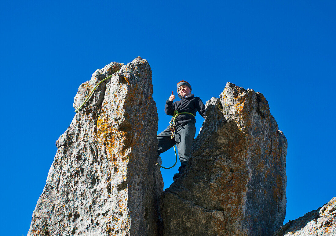 Junger Bergsteiger an der Steinling Alm, Kampenwand, Chiemgau, Oberbayern, Bayern, Deutschland