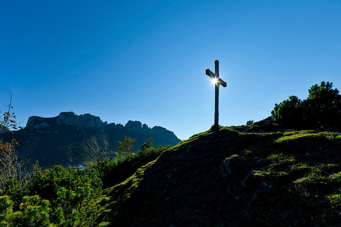 Gipfelkreuz mit Kampenwand im Hintergrund, Chiemgau, Oberbayern, Bayern, Deutschland