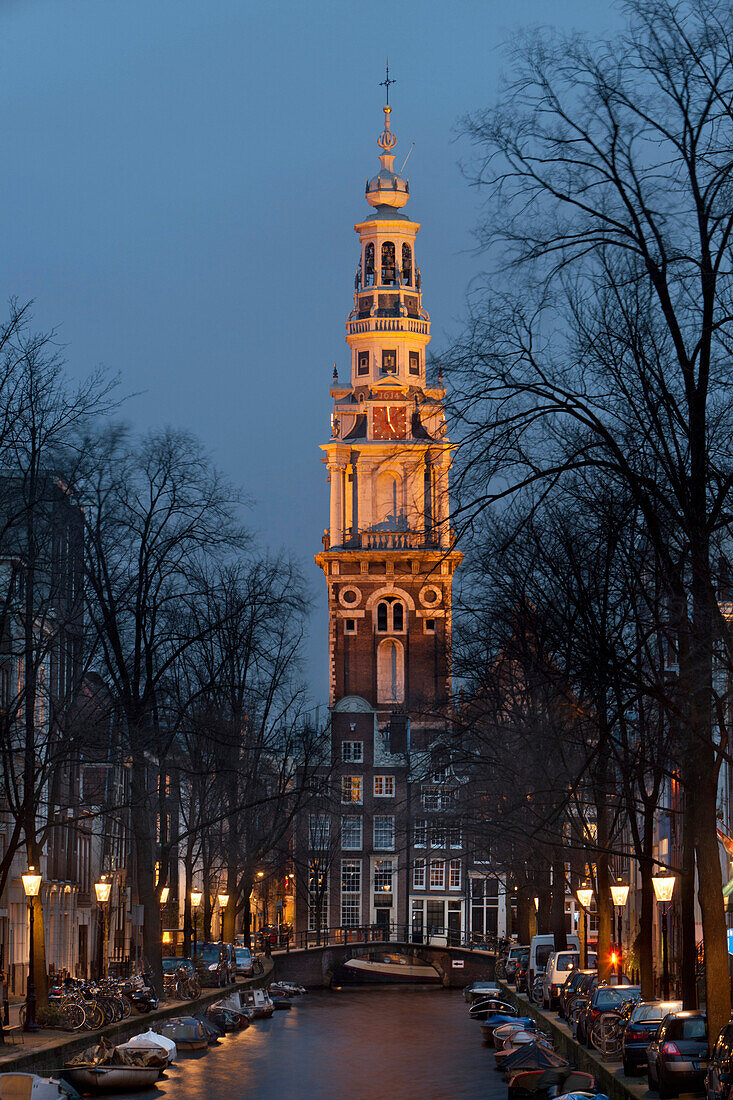 Groenburgwal Kanal mit Zuiderkerk Kirchturm bei Nacht, Amsterdam, Niederlande