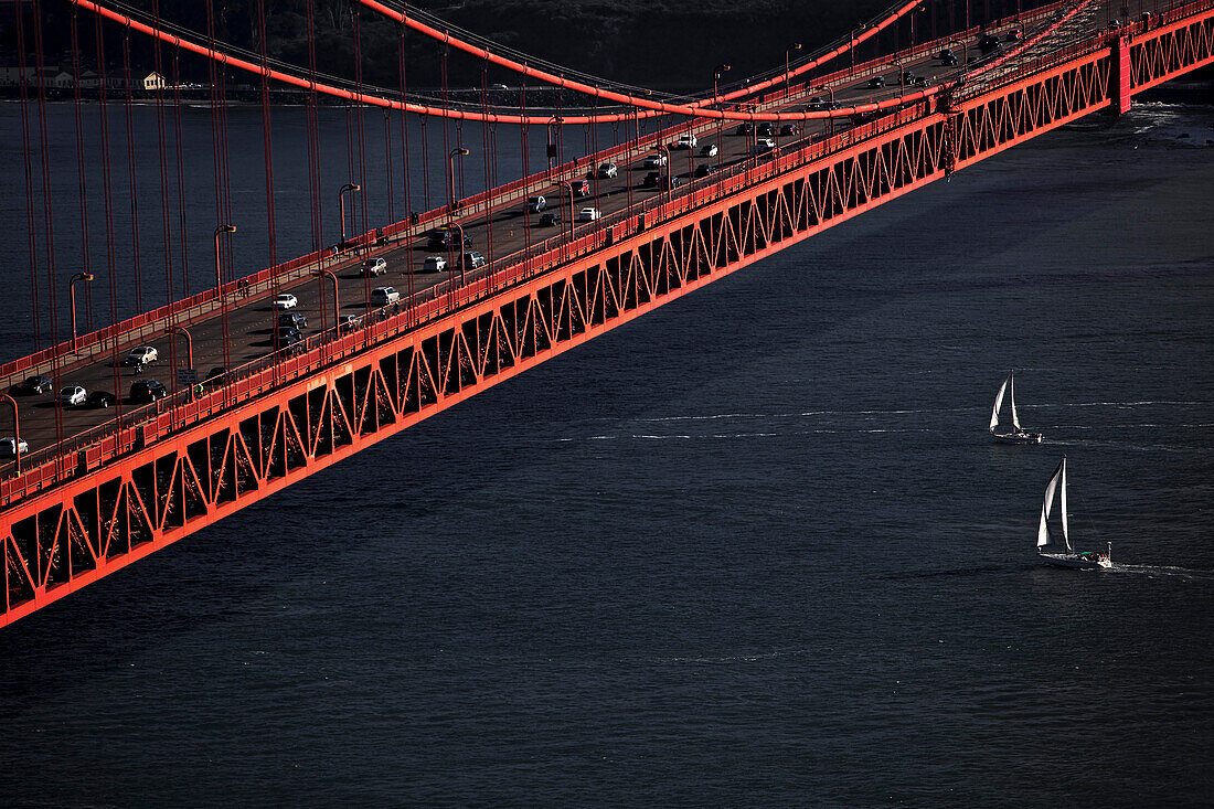 Segelboote fahren unter der Golden Gate Bridge hindurch, San Francisco, Kalifornien, USA