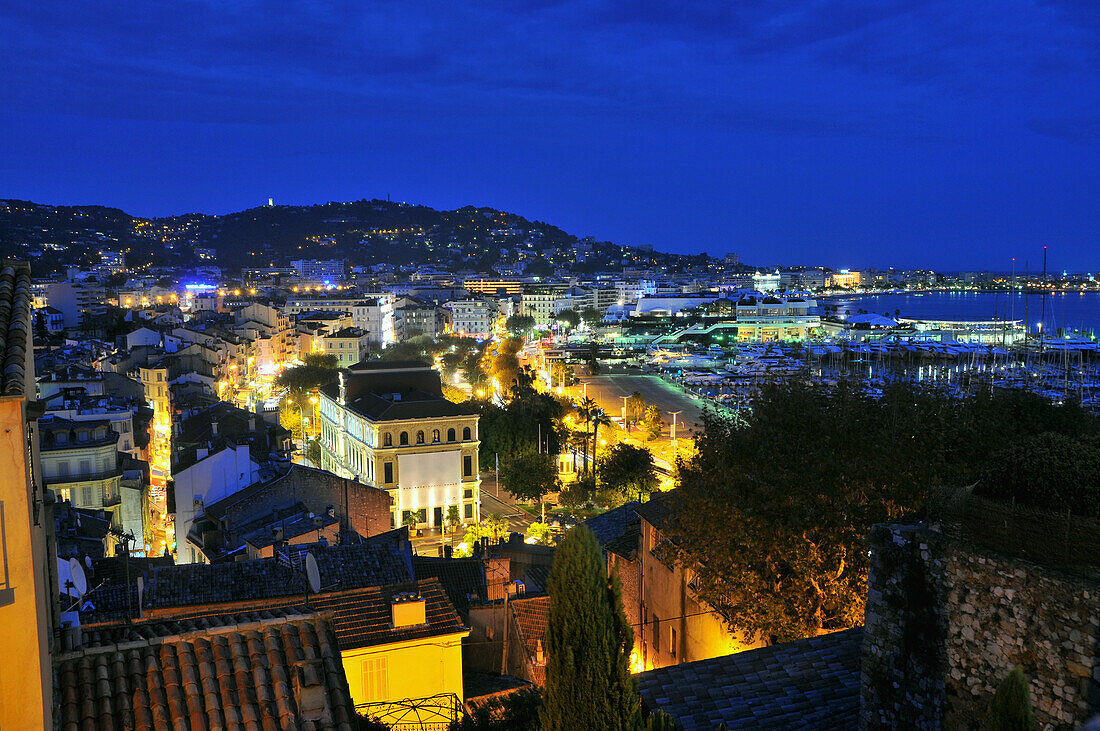 Blick auf die beleuchtete Stadt am Abend, Cannes, Côte d'Azur, Süd Frankreich, Europa
