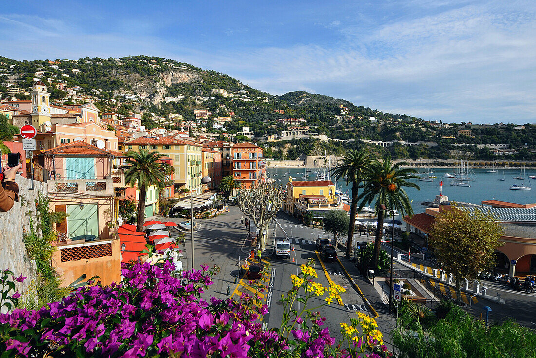 Blick auf Hafenstadt im Sonnenlicht, Villefranche-sur-Mer, Côte d'Azur, Süd Frankreich, Europa