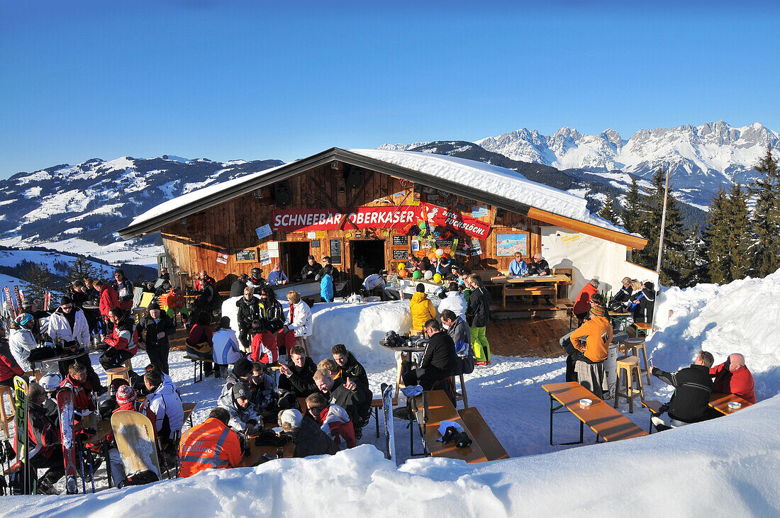 Hütte im Skigebiet Ehrenbachhöhe über Kitzbühel, Winter in Tirol, Österreich, Europa