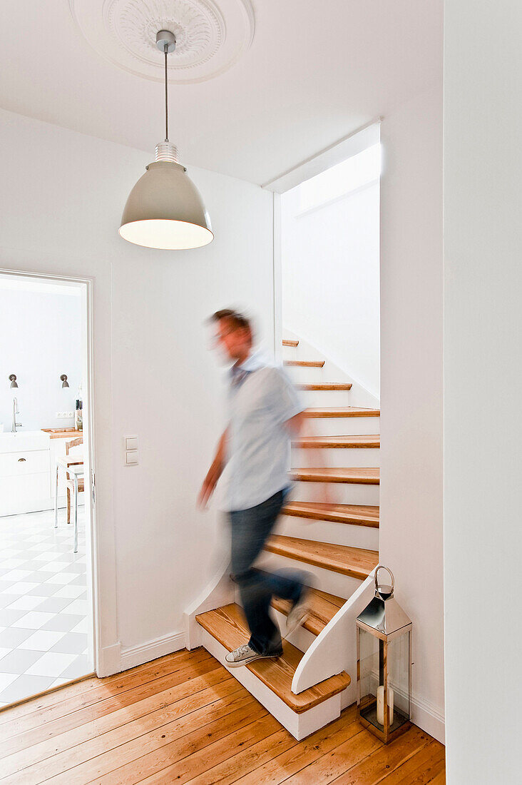 Mann läuft die Treppe runter, Haus eingerichtet im Country-Stil, Hamburg, Deutschland