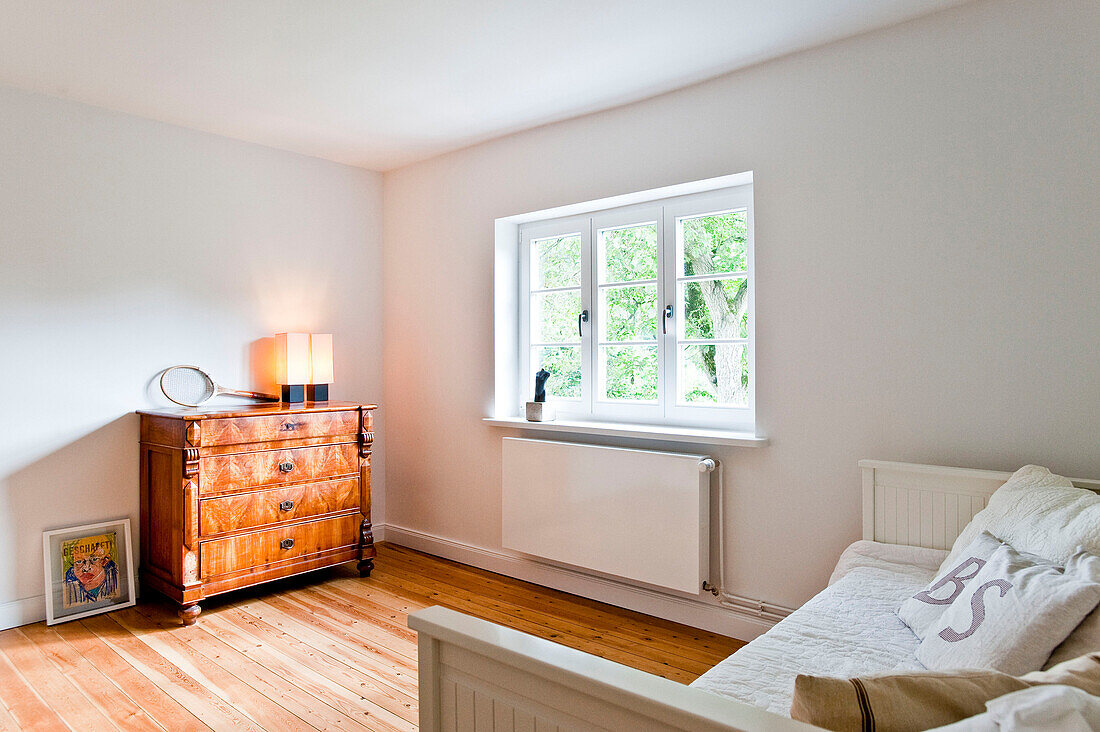 Schlafzimmer mit Bett und Komode, Haus eingerichtet im Country-Stil, Hamburg, Deutschland