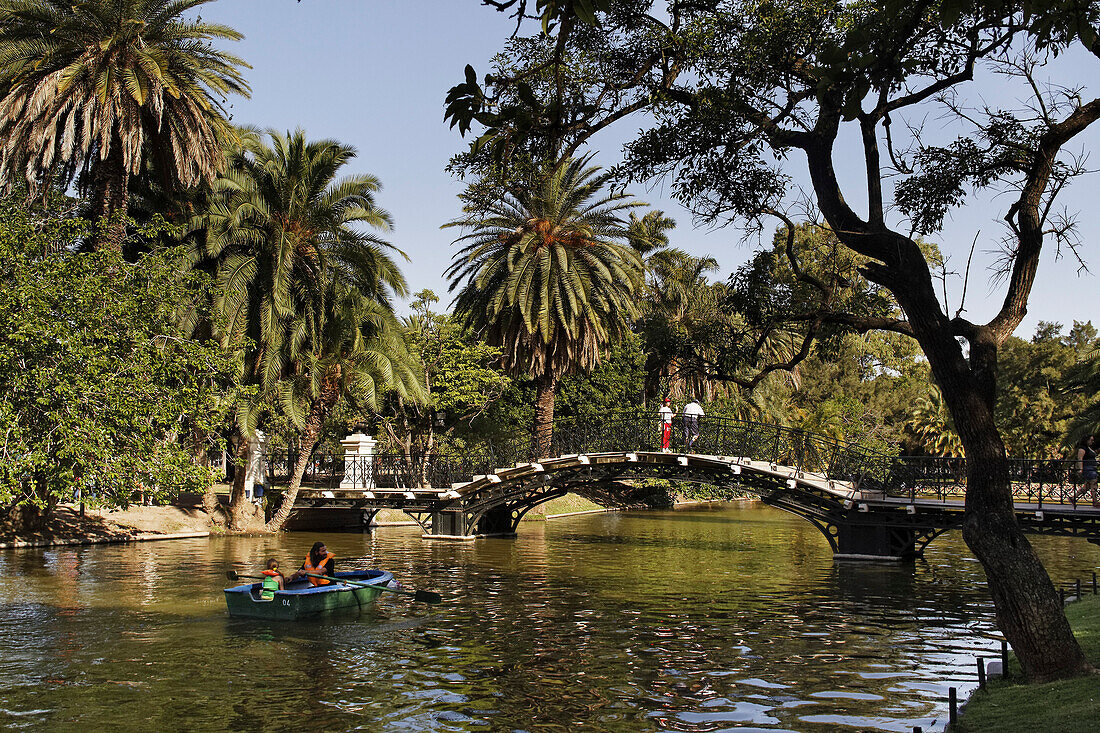 Park 3ter Februar, Ruderboot auf Kanal, Bosque de Palermo, Buenos Aires, Argentinien