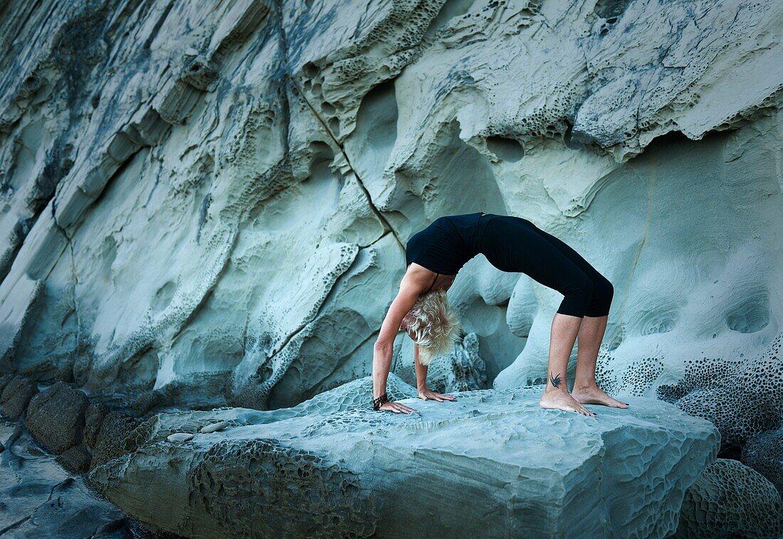 20's, 30's, Aussen, Einpassen, Erwachsene, Fels, Frau, Gesund, Gleichgewicht, jung, Junger Erwachsener, Sich strecken, Sport, Strand, Yoga, A75-1288141, AGEFOTOSTOCK