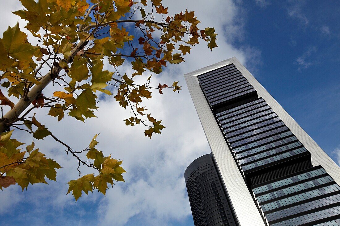 Repsol Tower y Eurostars Madrid Tower Hotel, CTBA, Cuatro Torres Business Area, Madrid, Spanien