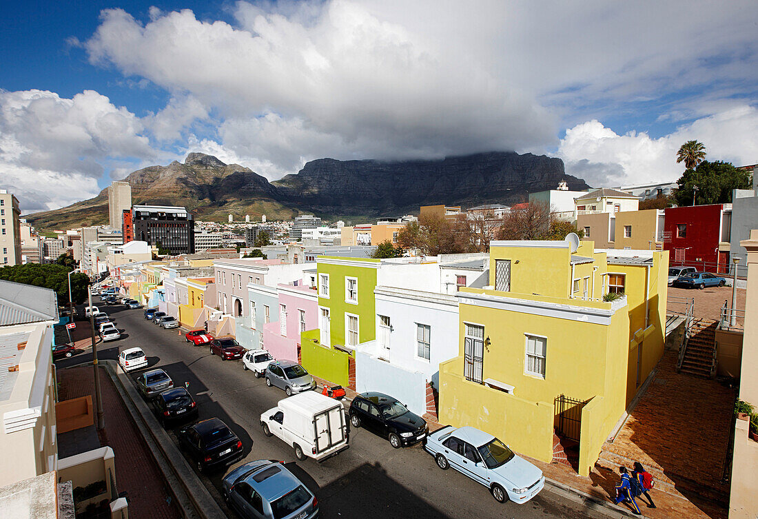 Strasse mit bunten Häusern im Malaienviertel Bo-Kaap, Signal Hill, Kapstadt, Südafrika, Afrika