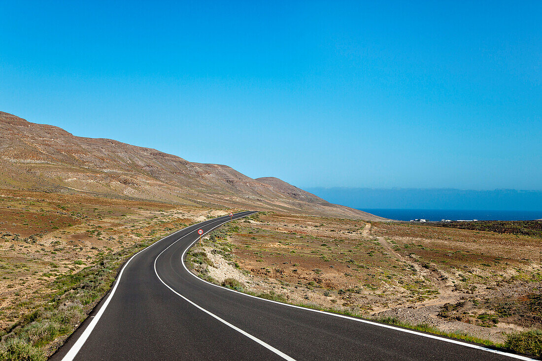 Straße bei Pozo Negro, Fuerteventura, Kanarische Inseln, Spanien