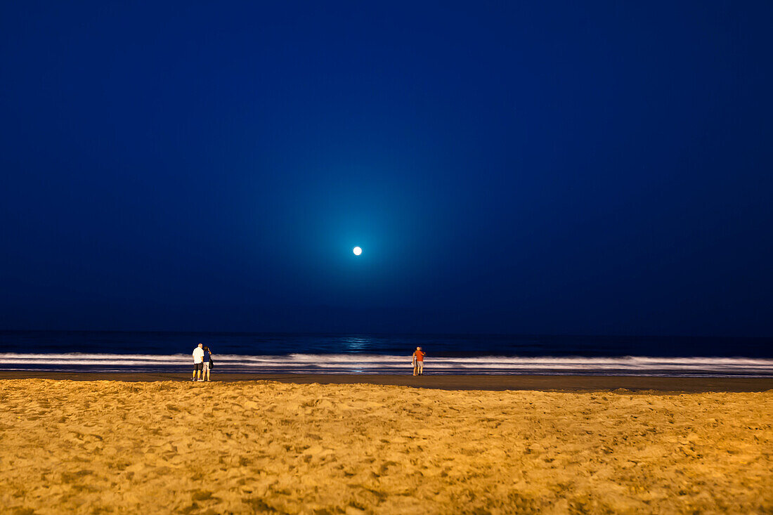 Vollmond über dem Strand, Playa del Ingles, Gran Canaria, Kanarische Inseln, Spanien