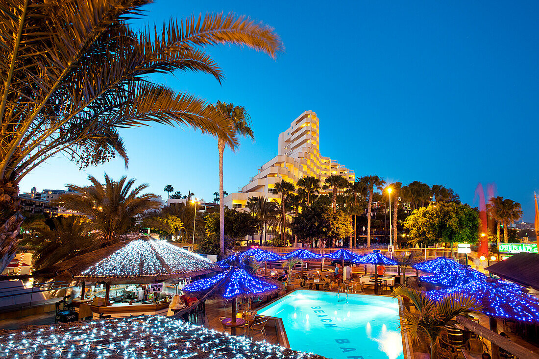 Hotel und Bar im Abend, Playa de Ingles, Gran Canaria, Kanarische Inseln, Spanien