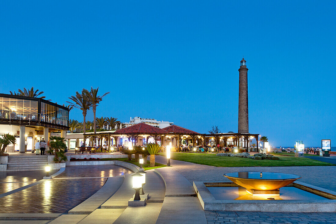 Promenade und Leuchtturm im Abendlicht, Maspalomas, Gran Canaria, Kanarische Inseln, Spanien, Europa