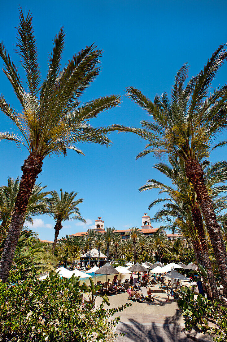 Menschen am Pool des Grand Hotel Costa, Meloneras, Maspalomas, Gran Canaria, Kanarische Inseln, Spanien, Europa