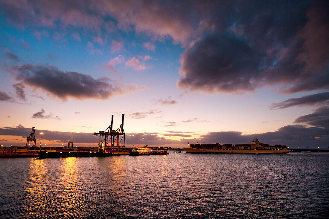 Hafen bei Sonnenuntergang, Puerto de la Luz, Las Palmas, Gran Canaria, Kanarische Inseln, Spanien, Europa