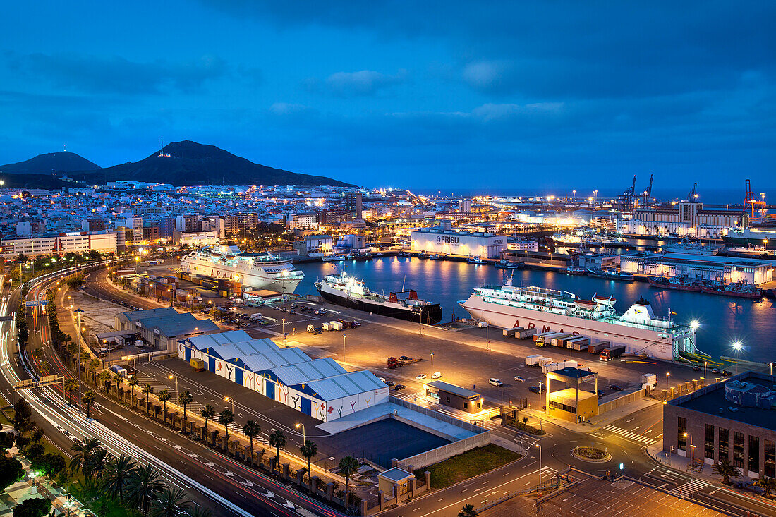 Der beleuchtete Hafen am Abend, Puerto de la Luz, Las Palmas, Gran Canaria, Kanarische Inseln, Spanien, Europa