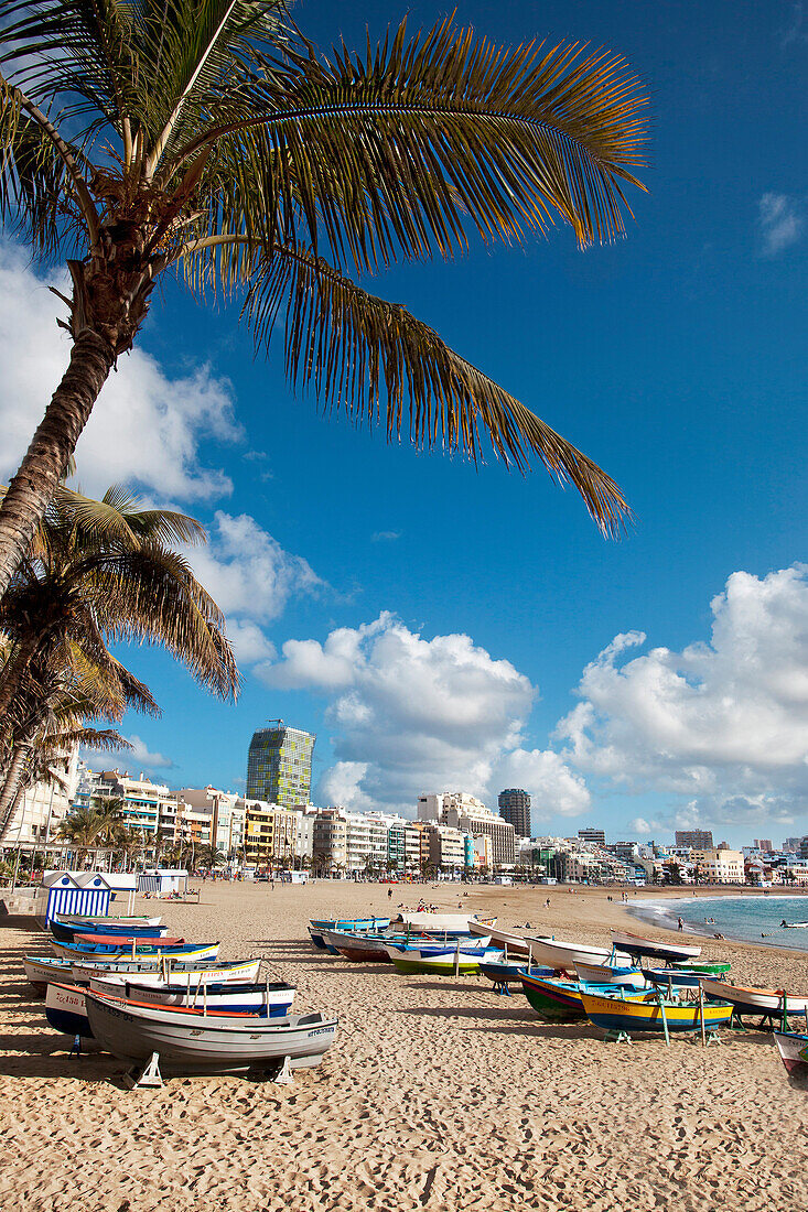 Boote am Strand im Sonnenlicht, Playa de las Canteras, Las Palmas, Gran Canaria, Kanarische Inseln, Spanien, Europa