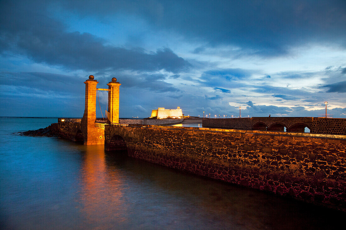 Beleuchtete Brücke, Puente de Las Bolas und Castillo de San Gabriel im Abendlicht, Arrecife, Lanzarote, Kanarische Inseln, Spanien, Europa