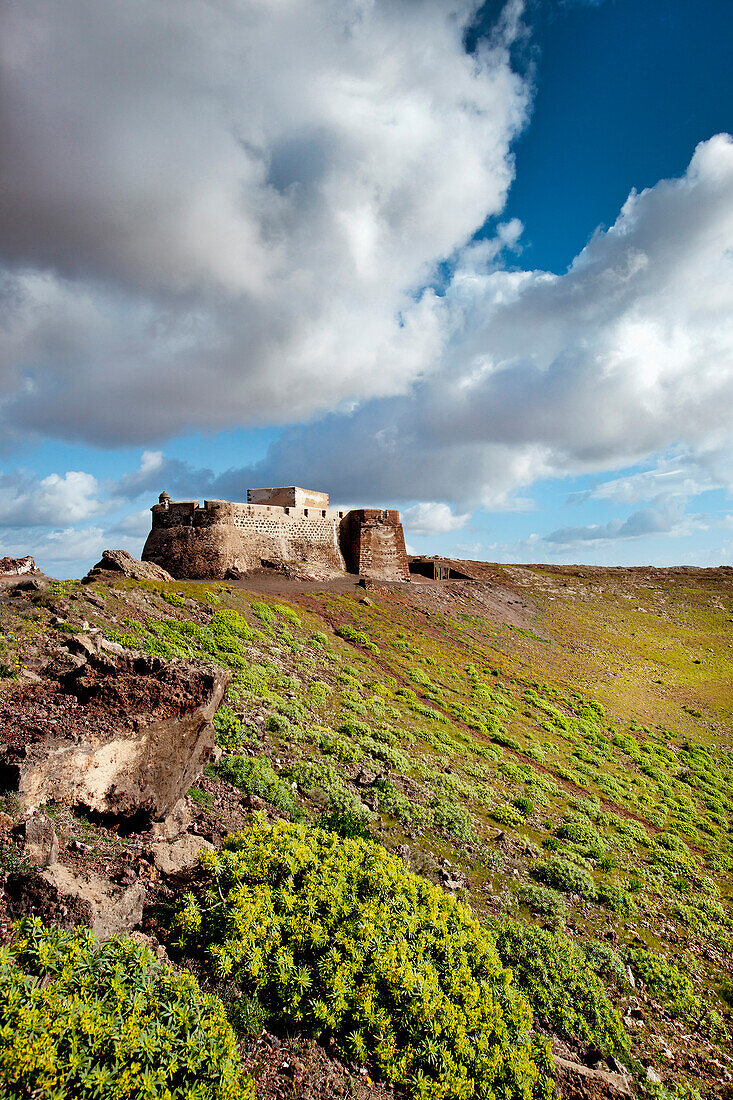 Castillo de Santa Barbara unter Wolkenhimmel, Teguise, Lanzarote, Kanarische Inseln, Spanien, Europa