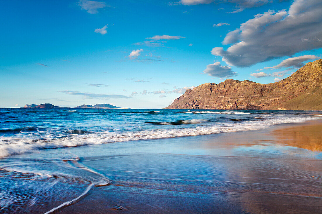 Strand Playa de Famara vor Bergkette Risco de Famara, Lanzarote, Kanarische Inseln, Spanien, Europa