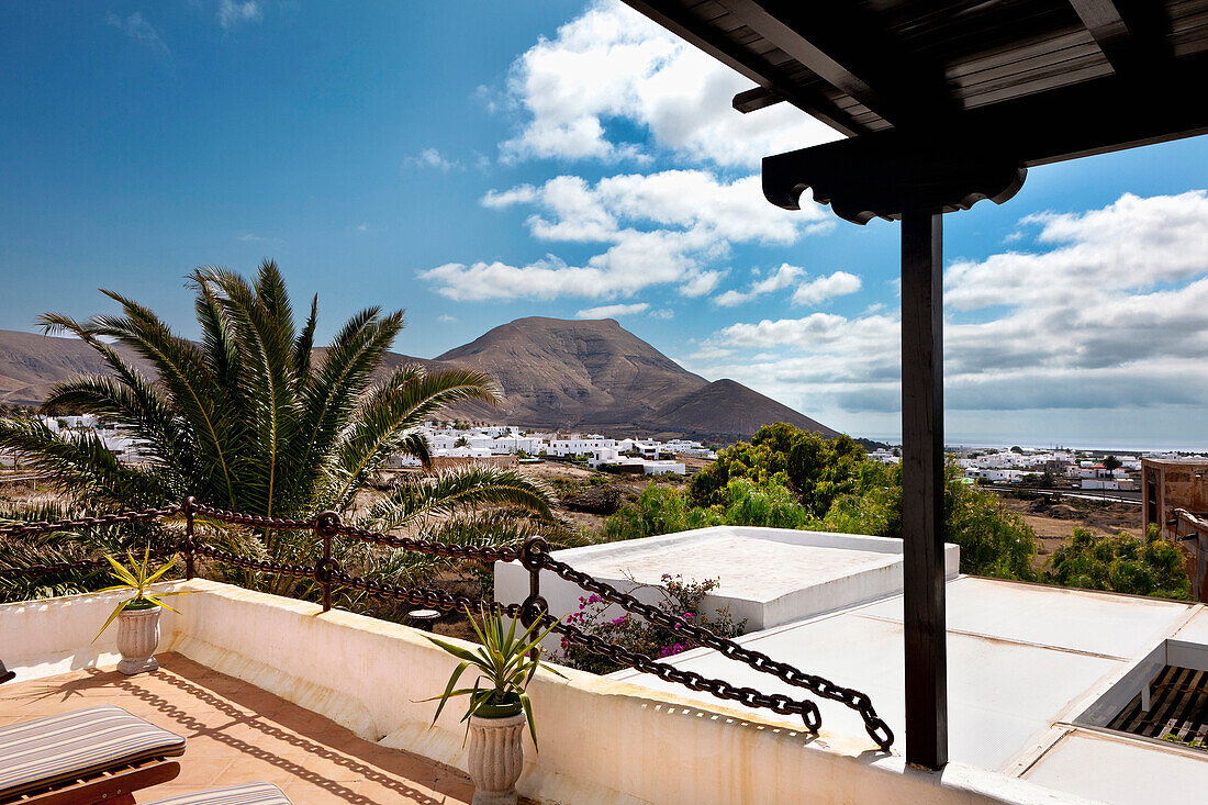Blick von einer Terrasse auf Yaiza, Lanzarote, Kanarische Inseln, Spanien, Europa