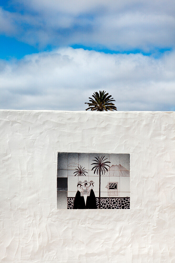 Palme und Kachelbild, Lanzarote, Kanarische Inseln, Spanien, Europa