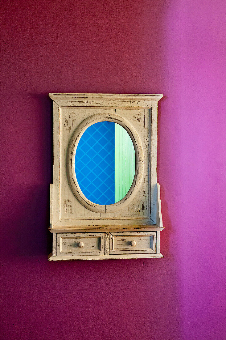 Spiegel an einer farbigen Wand, Lanzarote, Kanarische Inseln, Spanien, Europa