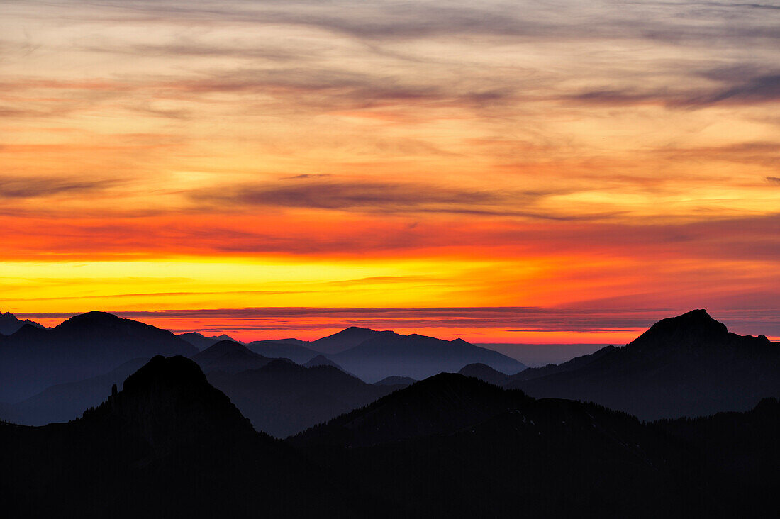 Sonnenuntergang über den Bayerischen Bergen mit Blick auf Rossstein und Buchstein, Risserkogel, Bayerische Voralpen, Oberbayern, Bayern, Deutschland