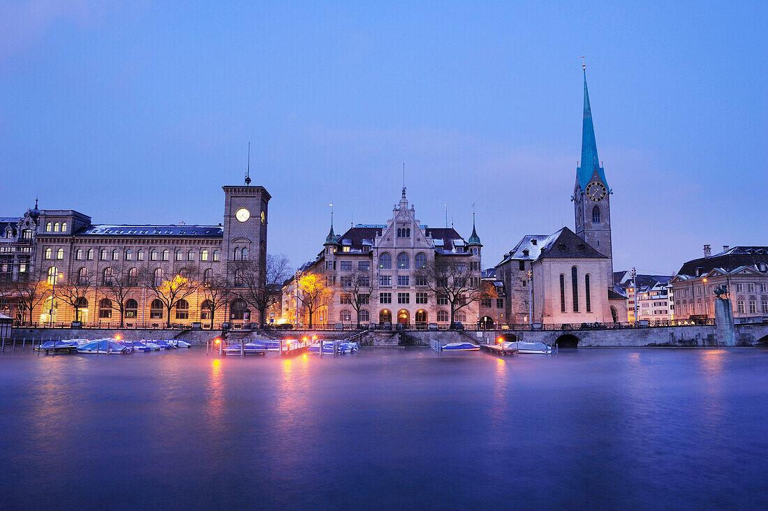 Beleuchtete Häuser und Frauenmünster mit Limmat im Vordergrund, Zürich, Schweiz