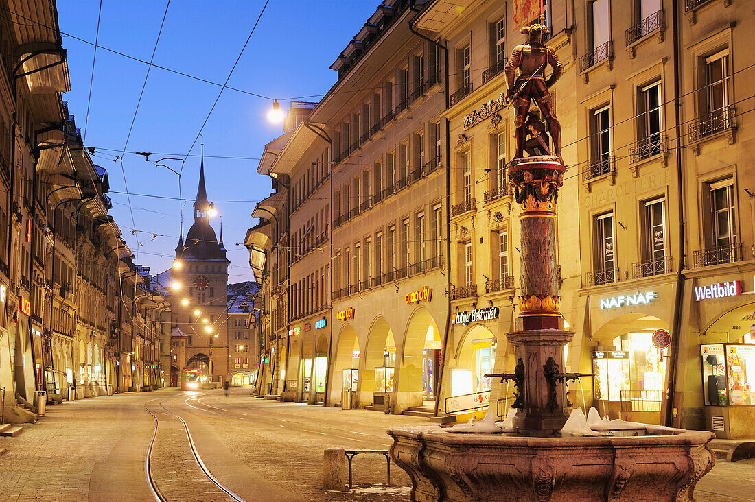 Beleuchteter Brunnen und Käfigturm, Bern, UNESCO Weltkulturerbe Bern, Schweiz