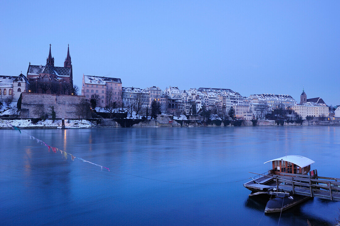 Basel und Basler Münster mit Rhein im Vordergrund, Basel, Schweiz