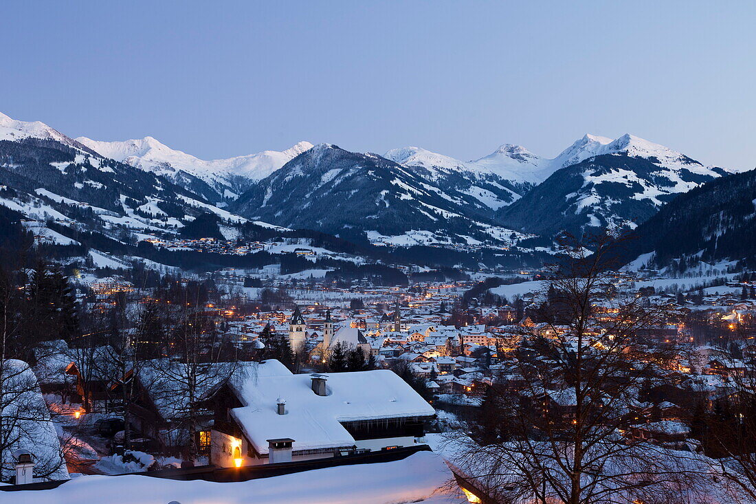Altstadt am Abend, Pfarr und Liebfrauenkirche, Vorderstadt, Kitzbühel, Tirol, Österreich