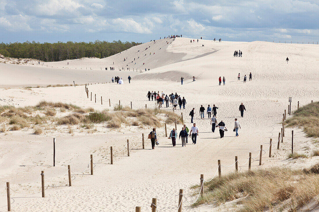 Touristen wandern durch die Dünen, Slowinzischer Nationalpark, UNESCO Weltnaturerbe, Polnische Ostseeküste, Leba, Pommern, Polen