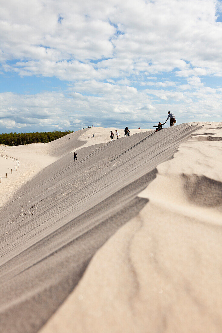 Touristen wandern durch die Dünen, Slowinzischer Nationalpark, UNESCO Weltnaturerbe, Polnische Ostseeküste, Leba, Pommern, Polen