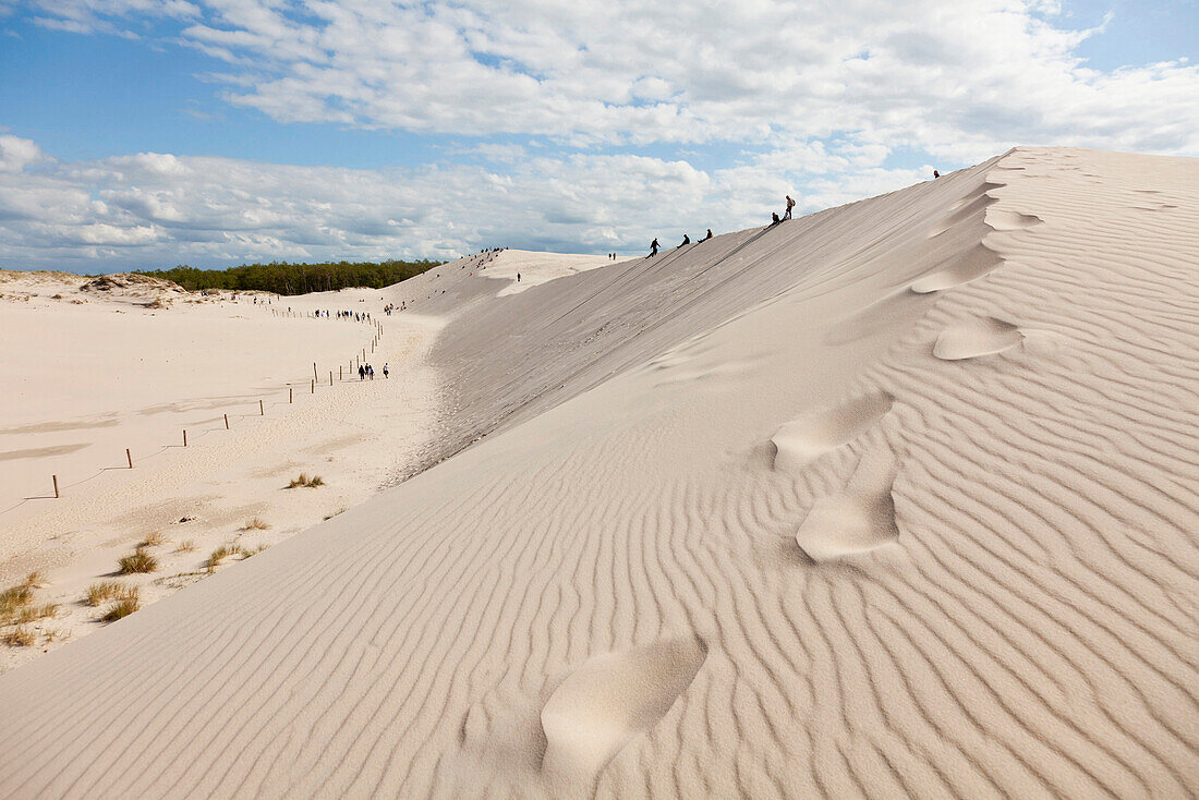 Touristen wandern durch die Dünen, Slowinzischer Nationalpark, UNESCO Weltnaturerbe, Polnische Ostseeküste, Leba, Pommern, Polen