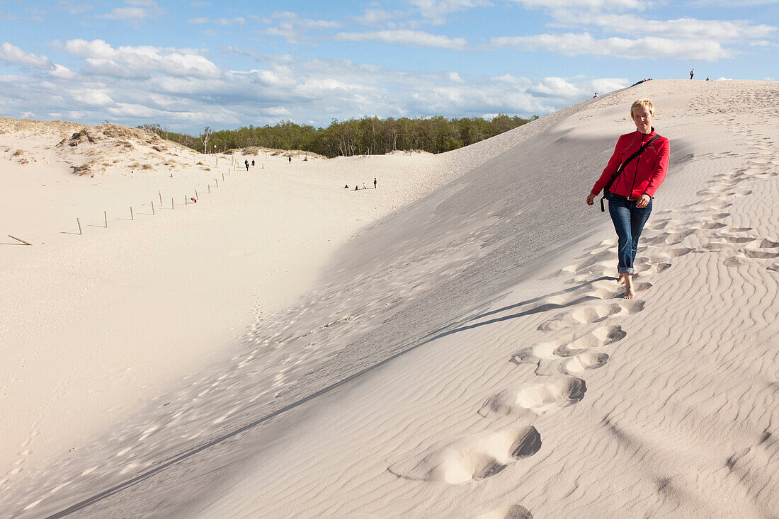 Leba Dunes, young woman walking in the dunes, UNESCO World Biosphere Reserve, Slowinski National Park, Polish Baltic Sea coast, MR, Leba, Pomeranian, Poland
