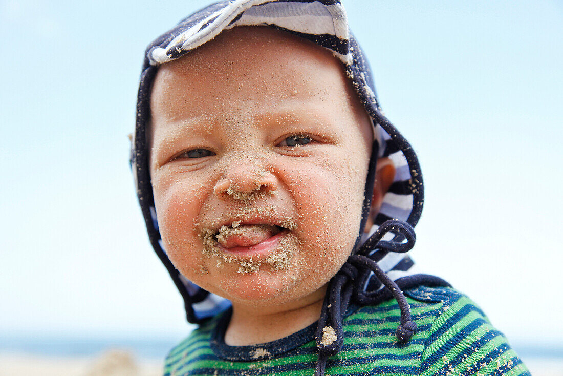 Kleiner Junge mit viel Sand im Gesicht, 14 Monate altes Kleinkind am Strand in den Sand gefallen, Ostsee, MR, Bansin, Insel Usedom, Mecklenburg-Vorpommern, Deutschland