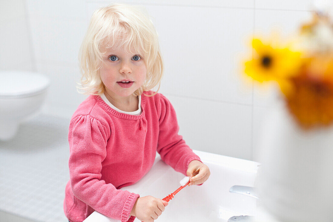 Kleines Mädchen putzt sich die Zähne am Waschbecken, Zahnhygiene, Zähneputzen, 5 Jahre alt, MR, Leipzig, Sachsen, Deutschland