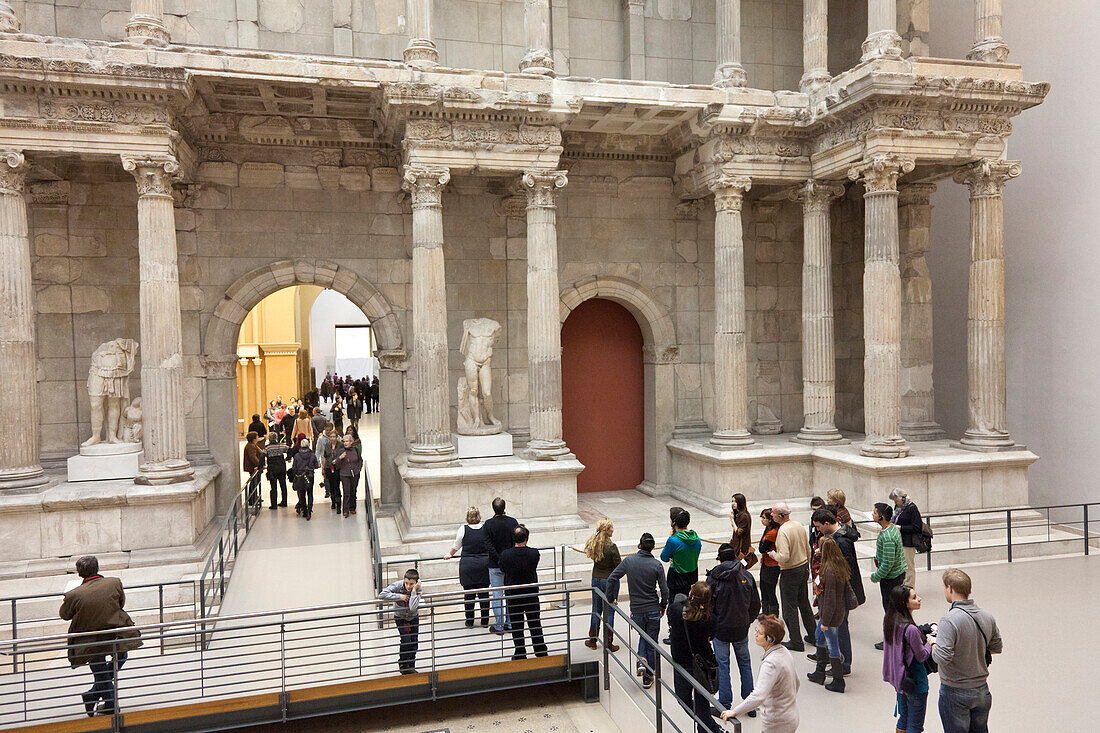 Pergamonmuseum, Pergamontempel, Antikensammlung, Wandfries, Besucher, Museumsinsel, Staatliche Museen zu Berlin, Preußischer Kulturbesitz, Berlin, Deutschland