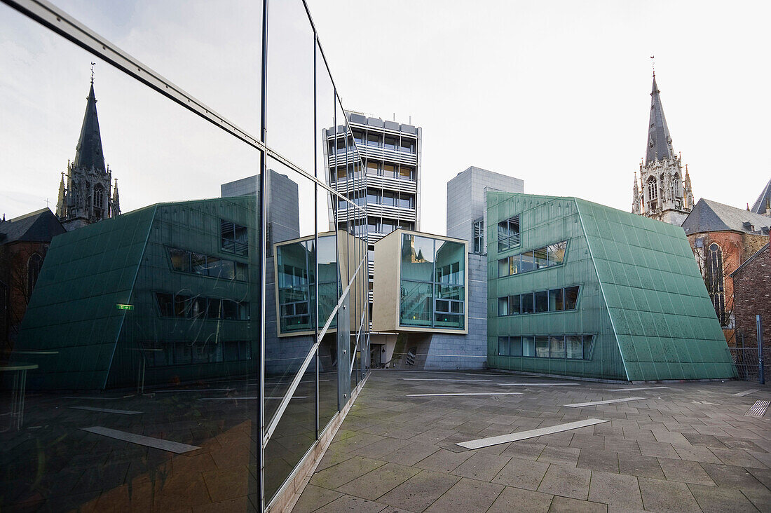 Moderne Hausfassade und Aachener Dom, Spiegelung der Dom, UNESCO Welterbe, Aachen, Nordrhein-Westfalen, Deutschland